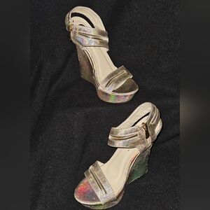 Machi Glittery Gold Platform Wedge Sandals w/Zipper Accents - Size 7